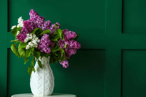 Vaso Com Flores Lilás Mesa Perto Parede Cor — Fotografia de Stock