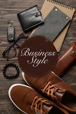 Ahşap arka planda işadamlarının şık aksesuarları