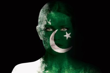 Siyah arka planda Pakistan bayrağı renginde yüzü olan genç kadın.