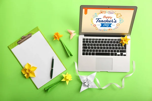 Text Happy Teacher Day Het Scherm Van Laptop Papier Narcissen — Stockfoto