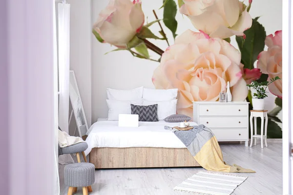 壁に美しいバラの花と寝室のスタイリッシュなインテリア — ストック写真