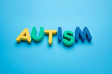 Renk arkaplanı üzerindeki sözcük AUTISM
