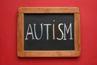 Renk arkaplanında AUTISM sözcüğüyle tebeşir tahtası