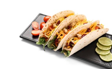 Beyaz arkaplanda lezzetli tacolar olan tahta