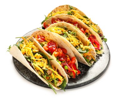 Beyaz arka planda lezzetli taco tabağı.