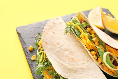 Lezzetli taco ve limonlu arkaplan, yakın plan.