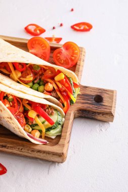 Hafif arka planda lezzetli tacoları olan tahta