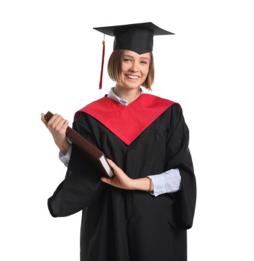 Beyaz arka plan üzerine kitabı olan mezun bir bayan öğrenci.