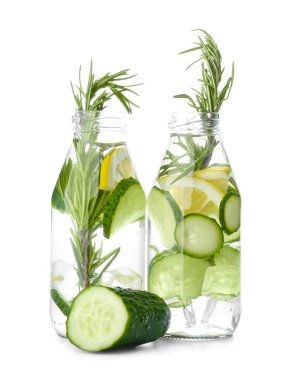 Beyaz arka planda salatalıklı limonata şişeleri