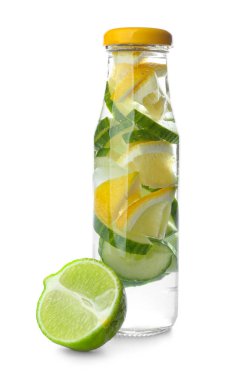 Beyaz arka planda salatalıklı limonata şişesi