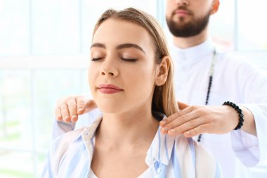 Reiki usta hastayla çalışıyor.
