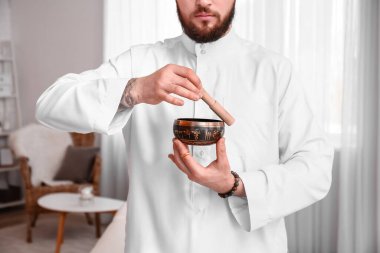 Reiki usta Tibet şarkı kasesiyle çalışıyor.