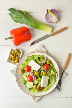 Hafif ahşap arka planda taze salata ile kompozisyon