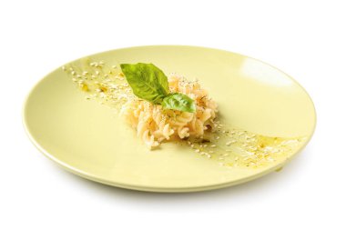 Beyaz zemin üzerinde lezzetli makarna ile tabak