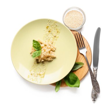 Beyaz zemin üzerinde lezzetli makarna ile tabak