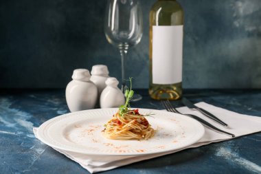 Lezzetli makarna ve renkli şarap tabağı.