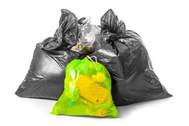 Beyaz arkaplanda çöp torbaları