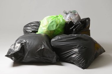 Gri arkaplanda farklı çöp torbaları