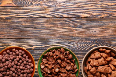 Tahta arka planda farklı tahıl kaseleri