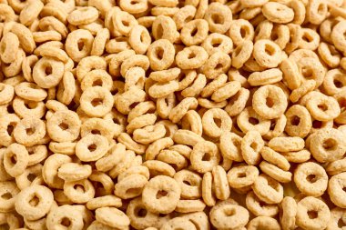 Arka plan olarak lezzetli mısır gevreği halkaları, yakın plan.