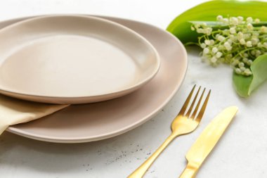 Açık arkaplanda çiçekleri olan güzel bir masa.