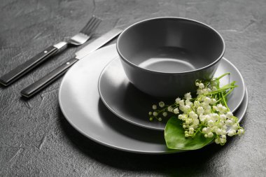 Koyu arkaplanda çiçekleri olan güzel bir masa.