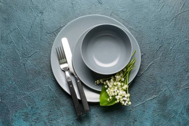 Koyu arkaplanda çiçekleri olan güzel bir masa.