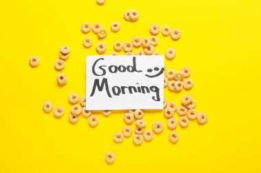 Lezzetli mısır gevreği halkaları ve renkli arkaplanda 