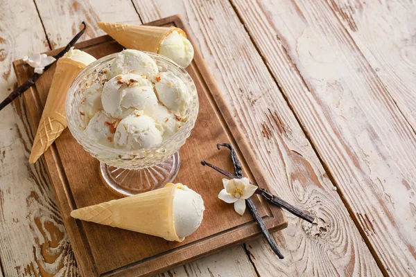 배경에 맛있는 바닐라 아이스크림을 게시판 — 스톡 사진