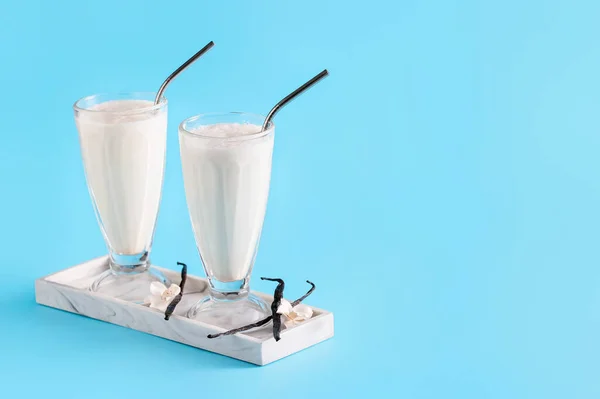 Tray Tasty Vanilla Milkshake Glasses Color Background — Stock Photo, Image