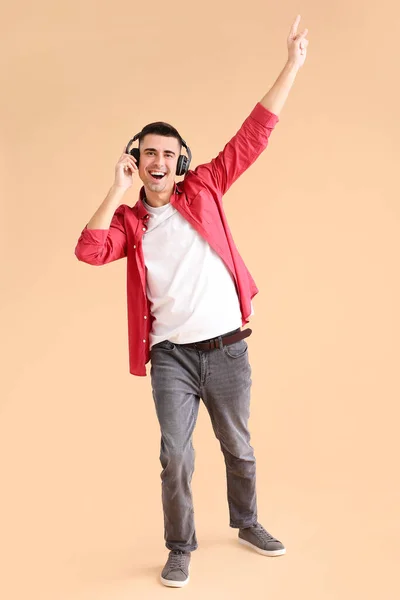 Beau Jeune Homme Avec Écouteurs Écoutant Musique Sur Fond Couleur — Photo