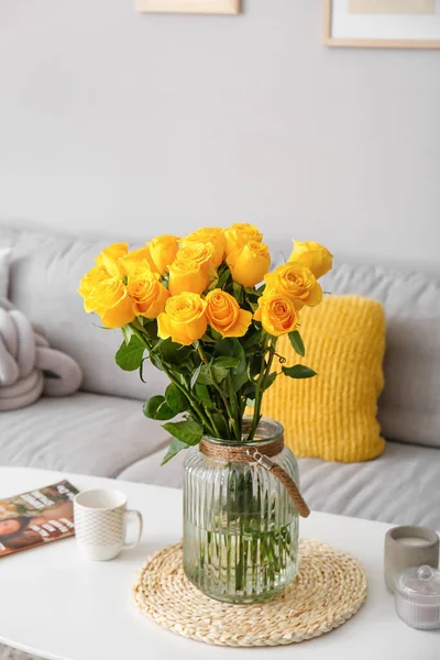 Vaso Com Rosas Amarelas Mesa Sala Estar — Fotografia de Stock