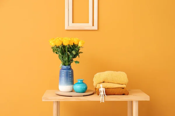 Vase Yellow Roses Clothes Table Color Wall — Stock Photo, Image