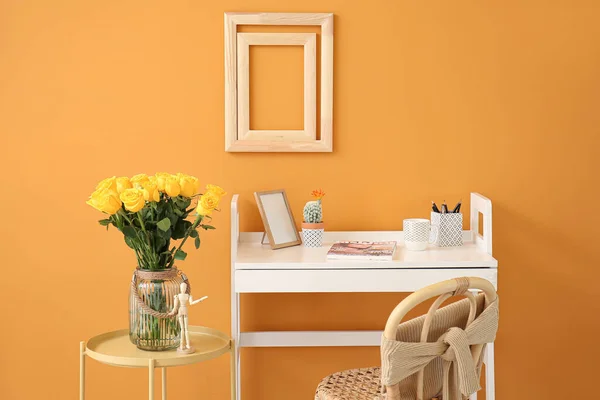 Elegante Lugar Trabajo Jarrón Con Rosas Amarillas Cerca Pared Color — Foto de Stock