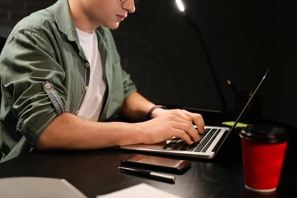 Snygg Man Som Använder Laptop Hemma Sent Kvällen — Stockfoto