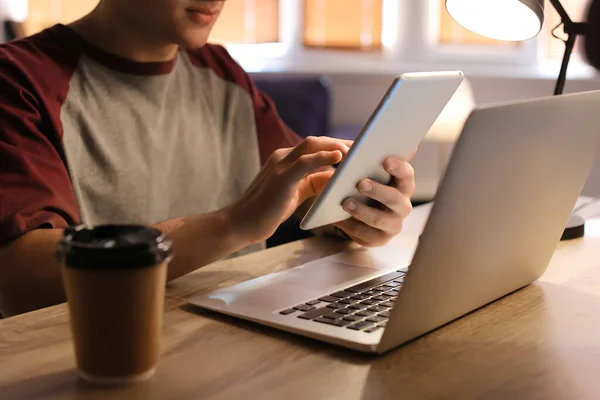 Young Man Using Tablet Computer Home — Stock Photo, Image