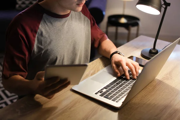 Ung Man Som Använder Laptop Hemma — Stockfoto