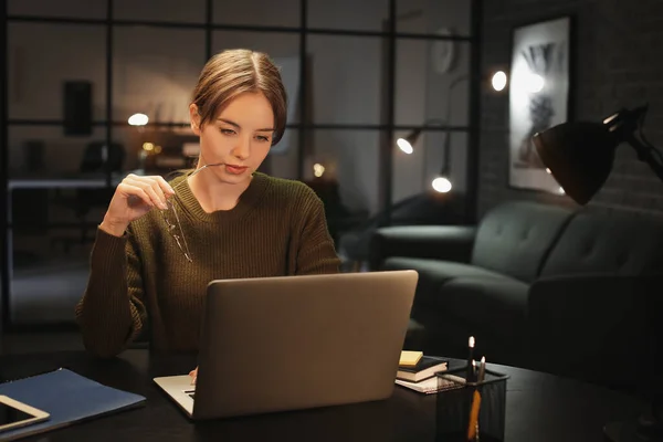 Piękna Kobieta Korzystająca Laptopa Domu Późnym Wieczorem — Zdjęcie stockowe