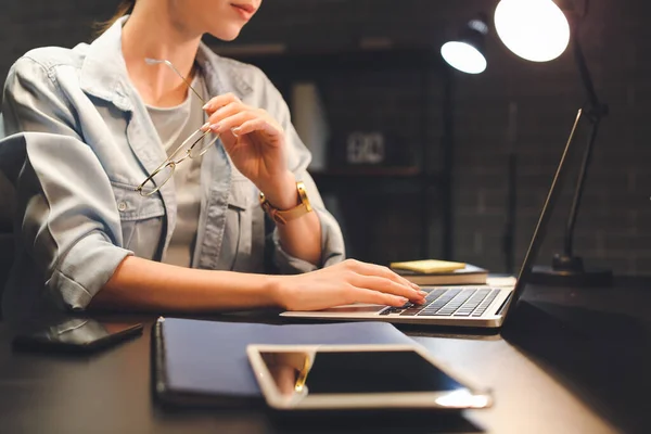 Młoda Kobieta Korzystająca Laptopa Domu Późnym Wieczorem — Zdjęcie stockowe