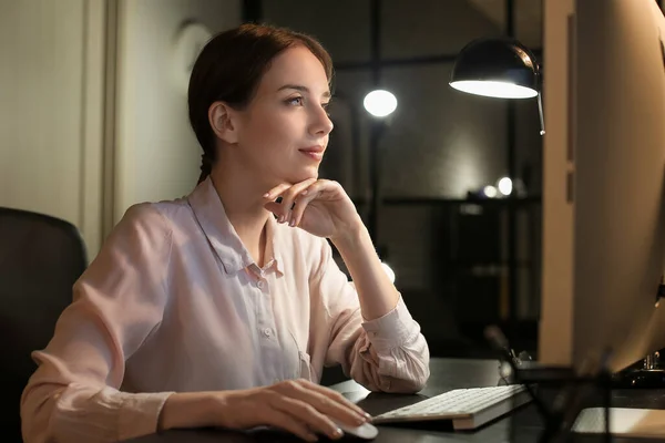 Beautiful Woman Using Computer Home Late Evening — Stock Photo, Image