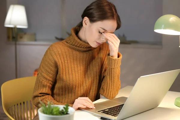 Trött Vacker Kvinna Arbetar Hemma Sent Kvällen — Stockfoto