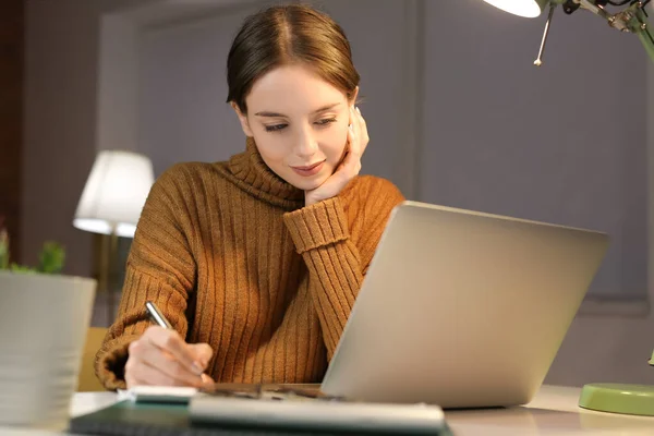 Beautiful Woman Working Home Late Evening — Stock Photo, Image