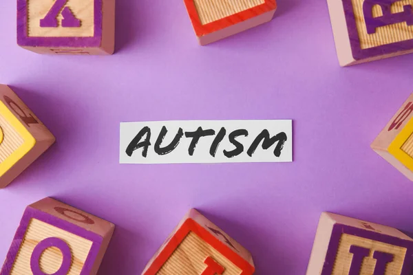Autism 배경에 큐브가 — 스톡 사진
