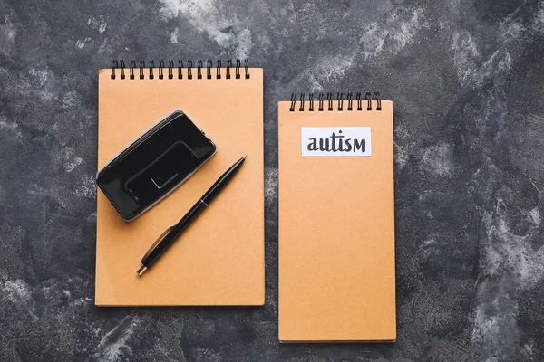 Notebooky Slovem Autism Perem Pozadí Grunge — Stock fotografie