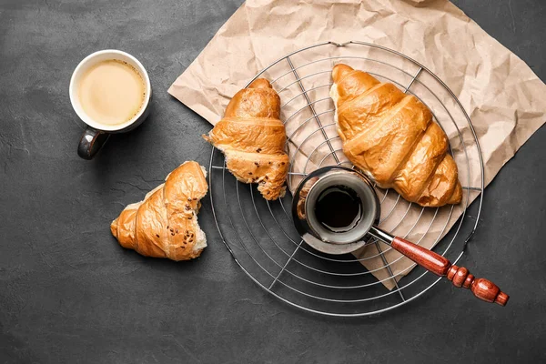 Pot Kop Koffie Croissant Donkere Achtergrond — Stockfoto