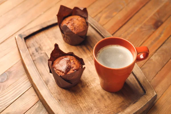 Kopp Nybryggt Kaffe Och Muffins Träbordet — Stockfoto