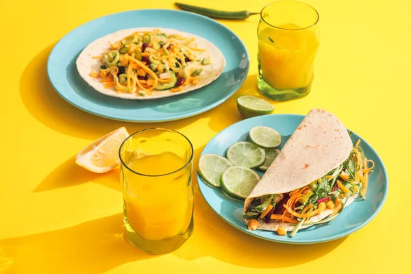 Platos Con Sabrosos Tacos Lima Vasos Jugo Sobre Fondo Color — Foto de Stock