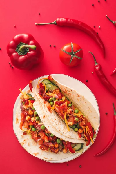 Placa Con Sabrosos Tacos Verduras Frescas Sobre Fondo Color — Foto de Stock