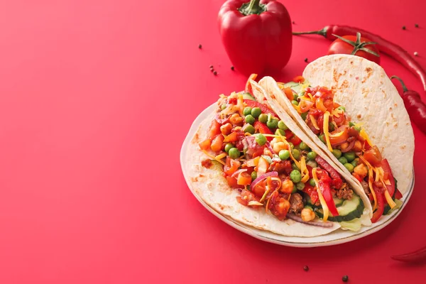 Placa Con Sabrosos Tacos Verduras Frescas Sobre Fondo Color — Foto de Stock