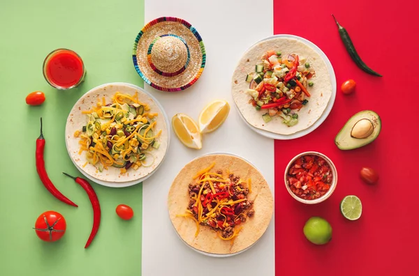 Composição Com Tacos Saborosos Molhos Chapéu Sombrero Fundo Cor — Fotografia de Stock